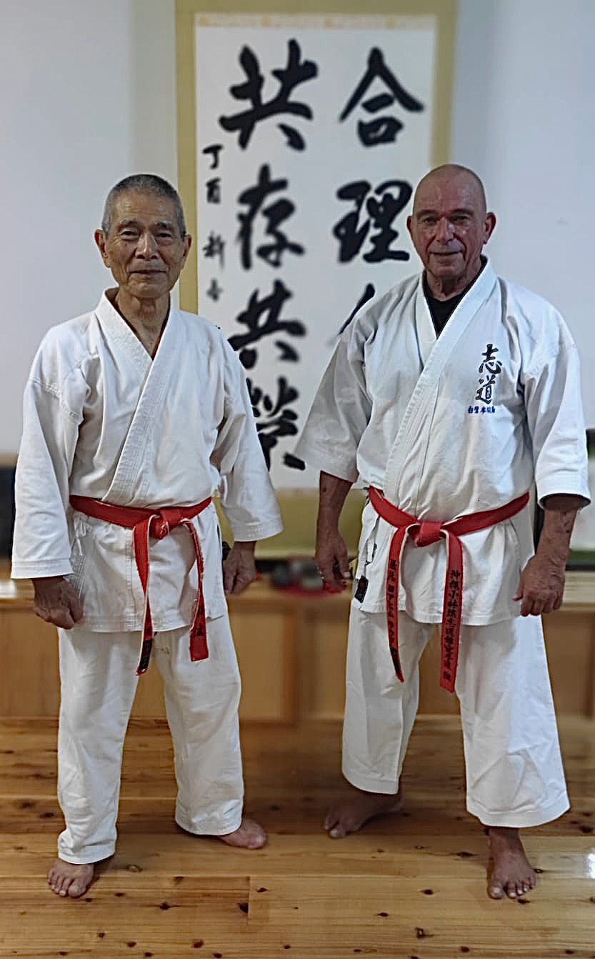 Kaicho Maeshiro Morinobu 10. Dan Hanshi - Okinawa Shorinryu Karatedo Kyokai und Sensei Joachim Laupp 9. Dan Hanshi