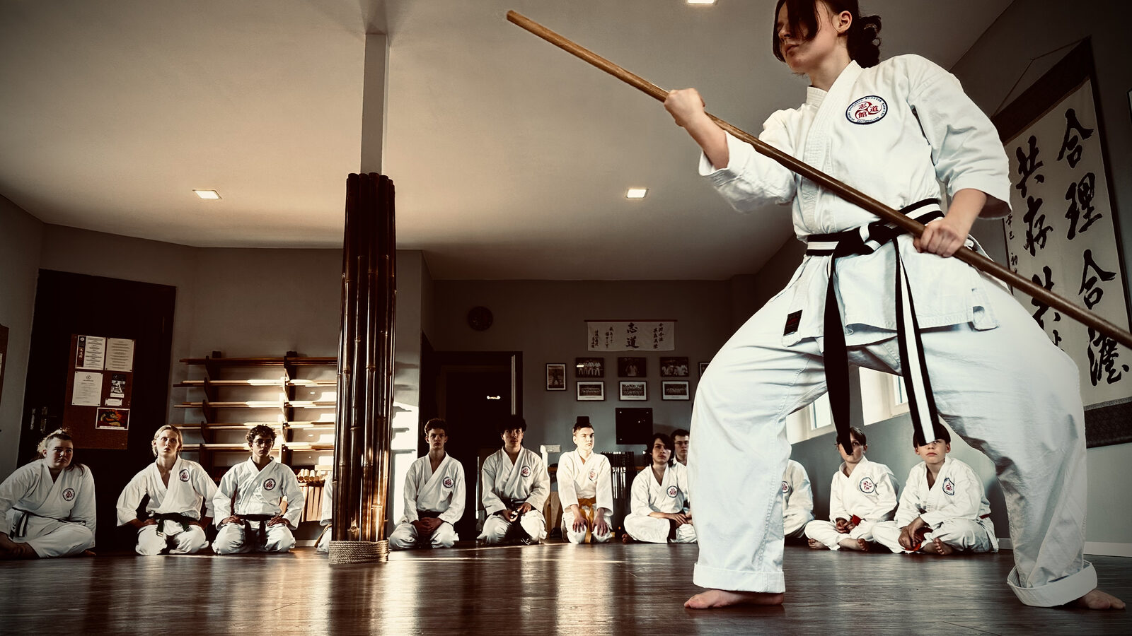 Jugendliche beim Bō-Kobudō im Shirasagi Shima Dōjō