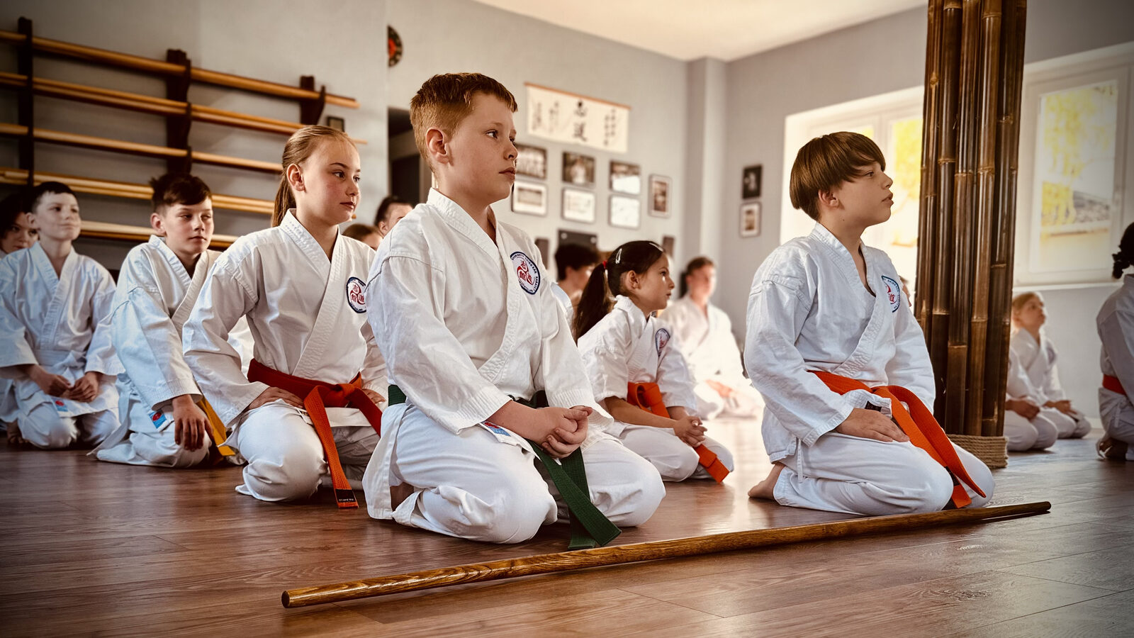 Kinder im Seiza beim Keiko im Shirasagi Shima Dōjō