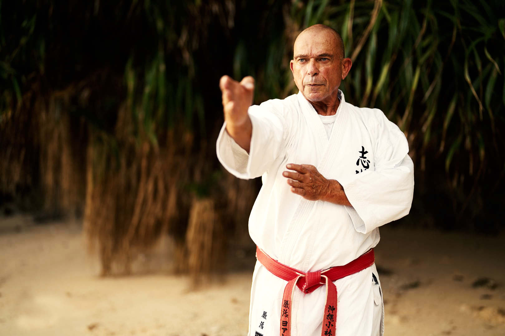 Sensei Joachim Laupp in Übung auf Okinawa